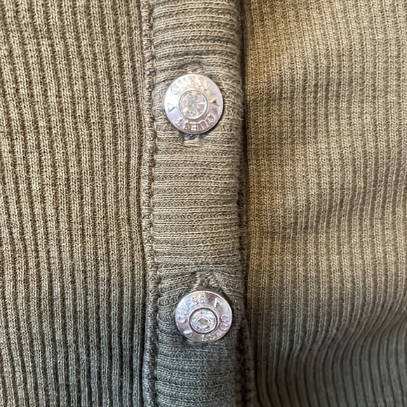 Guess olive green long-sleeved tee with gemstone buttons - Picture 3 of 6